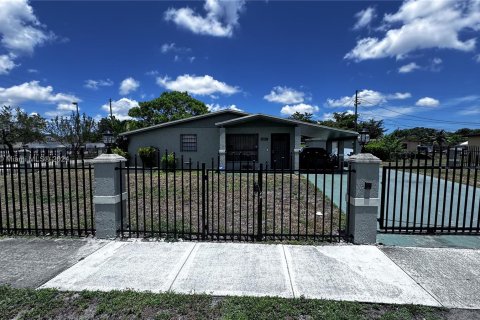 House in Miami Gardens, Florida 3 bedrooms, 150.22 sq.m. № 1292149 - photo 12