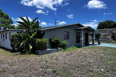 House in Miami Gardens, Florida 3 bedrooms, 150.22 sq.m. № 1292149 - photo 15