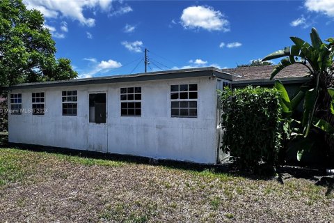 House in Miami Gardens, Florida 3 bedrooms, 150.22 sq.m. № 1292149 - photo 16