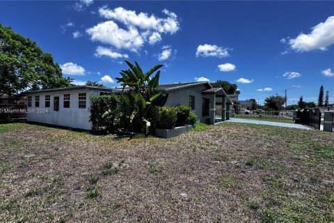 House in Miami Gardens, Florida 3 bedrooms, 150.22 sq.m. № 1292149 - photo 26