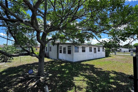 House in Miami Gardens, Florida 3 bedrooms, 150.22 sq.m. № 1292149 - photo 18