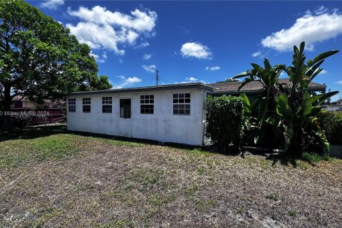 House in Miami Gardens, Florida 3 bedrooms, 150.22 sq.m. № 1292149 - photo 17