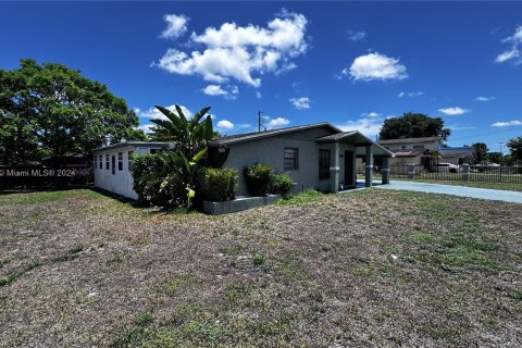 House in Miami Gardens, Florida 3 bedrooms, 150.22 sq.m. № 1292149 - photo 14