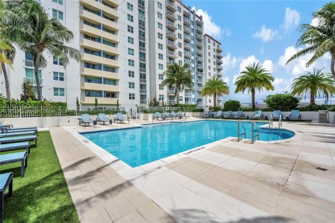 Condominio en alquiler en Miami, Florida, 2 dormitorios, 102.84 m2 № 1345793 - foto 3