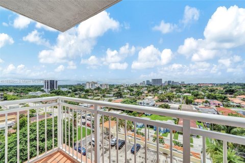 Condo in Miami, Florida, 2 bedrooms  № 1345793 - photo 15