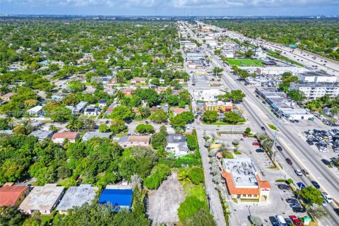 Купить коммерческую недвижимость в Норт-Майами, Флорида № 980609 - фото 1