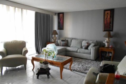 Condo in Lauderhill, Florida, 2 bedrooms  № 980538 - photo 7