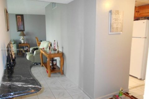 Condo in Lauderhill, Florida, 2 bedrooms  № 980538 - photo 10