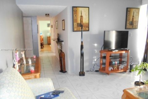 Condo in Lauderhill, Florida, 2 bedrooms  № 980538 - photo 9