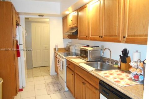 Condo in Lauderhill, Florida, 2 bedrooms  № 980538 - photo 1