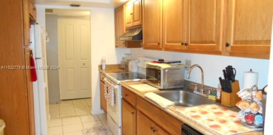 Condo in Lauderhill, Florida, 2 bedrooms  № 980538