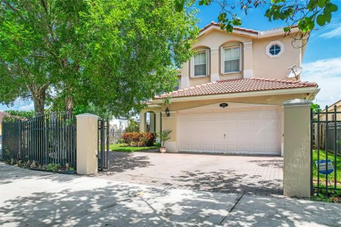 Villa ou maison à vendre à Miami, Floride: 4 chambres, 282.7 m2 № 1237564 - photo 3