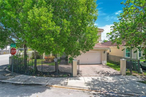 Villa ou maison à vendre à Miami, Floride: 4 chambres, 282.7 m2 № 1237564 - photo 2