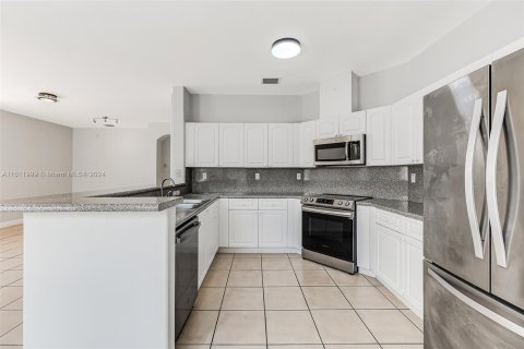 Casa en venta en Miami, Florida, 4 dormitorios, 282.7 m2 № 1237564 - foto 18