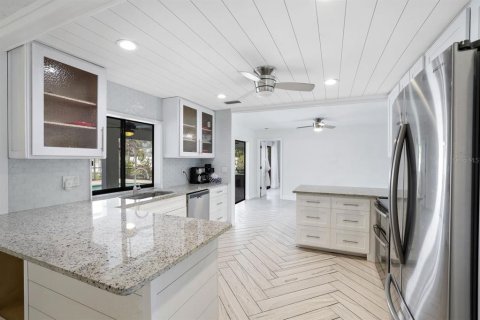 Villa ou maison à vendre à Cape Coral, Floride: 3 chambres, 191.01 m2 № 1113415 - photo 10