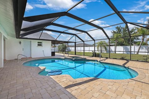 Villa ou maison à vendre à Cape Coral, Floride: 3 chambres, 191.01 m2 № 1113415 - photo 2