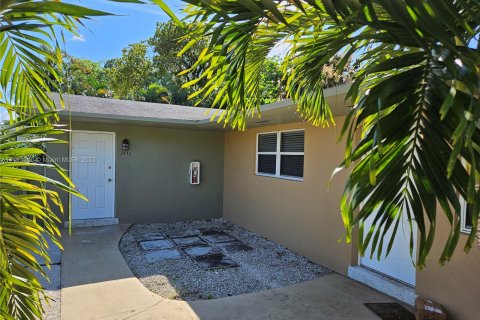 Купить коммерческую недвижимость в Норт-Майами-Бич, Флорида 165.18м2, № 863566 - фото 1