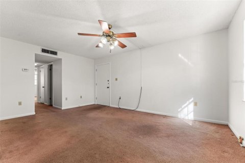 Condo in Leesburg, Florida, 2 bedrooms  № 1408061 - photo 6