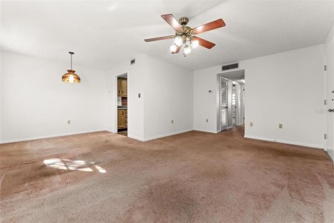 Condo in Leesburg, Florida, 2 bedrooms  № 1408061 - photo 9