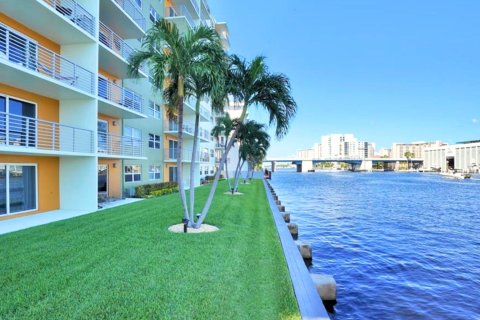 Condo in Fort Lauderdale, Florida  № 998700 - photo 17