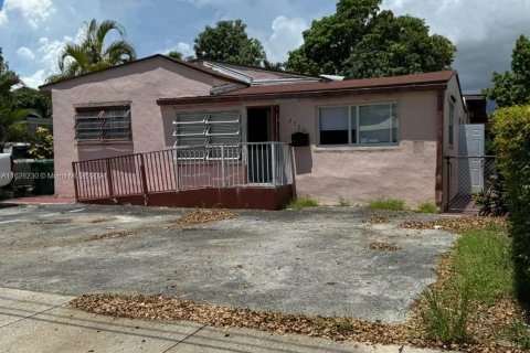 House in Miami, Florida 3 bedrooms, 217.67 sq.m. № 1281949 - photo 1