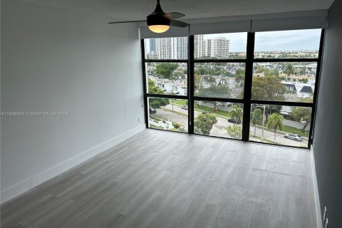 Condominio en venta en Hallandale Beach, Florida, 3 dormitorios, 132.85 m2 № 1206991 - foto 10