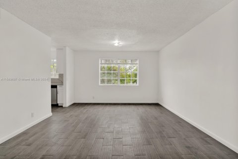 Condo in Pembroke Pines, Florida, 1 bedroom  № 1178992 - photo 1