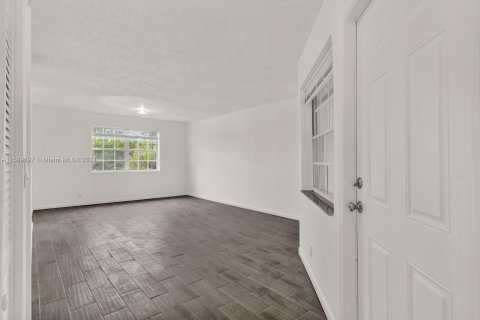 Condo in Pembroke Pines, Florida, 1 bedroom  № 1178992 - photo 8