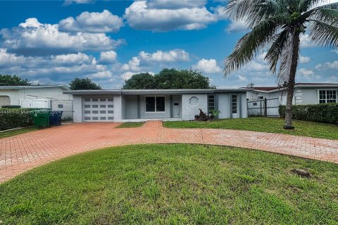 House in Miramar, Florida 3 bedrooms № 1348454 - photo 1