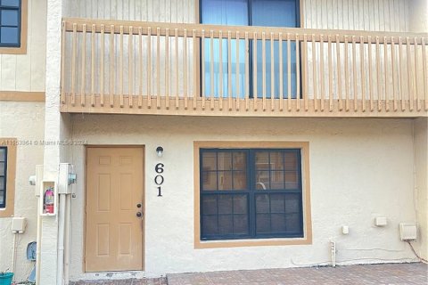 Townhouse in Pembroke Park, Florida 2 bedrooms, 120.96 sq.m. № 1348540 - photo 1