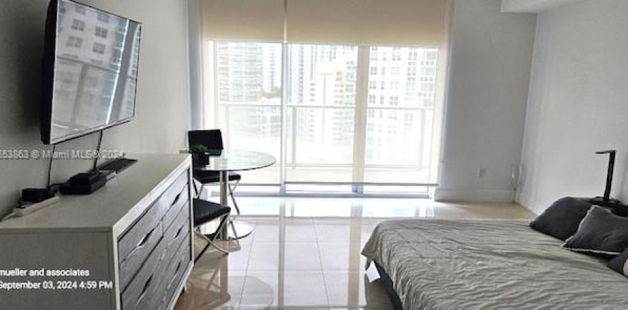 Estudio en el Condominio en Miami, Florida  № 1348539