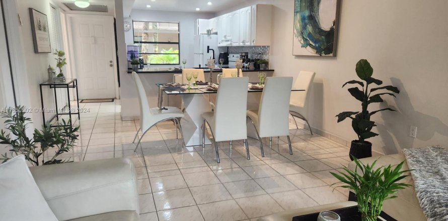 Condo in Pembroke Pines, Florida, 1 bedroom  № 1348808