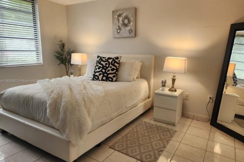 Condo in Pembroke Pines, Florida, 1 bedroom  № 1348808 - photo 2