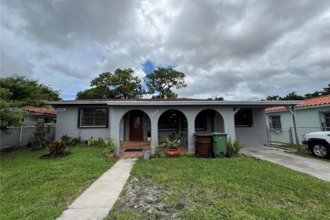 House in Hialeah, Florida 3 bedrooms, 144.18 sq.m. № 1348541 - photo 1