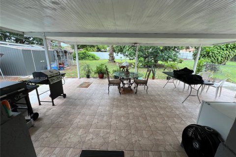 House in Hialeah, Florida 3 bedrooms, 144.18 sq.m. № 1348541 - photo 19