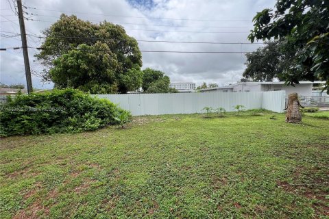 House in Hialeah, Florida 3 bedrooms, 144.18 sq.m. № 1348541 - photo 25