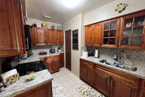 House in Hialeah, Florida 3 bedrooms, 144.18 sq.m. № 1348541 - photo 6