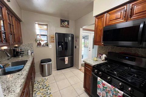 House in Hialeah, Florida 3 bedrooms, 144.18 sq.m. № 1348541 - photo 7