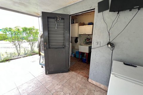 House in Hialeah, Florida 3 bedrooms, 144.18 sq.m. № 1348541 - photo 20