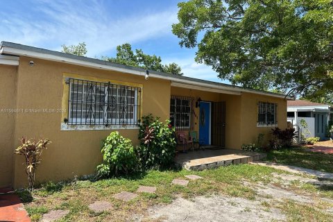 House in Miami, Florida 4 bedrooms, 219.34 sq.m. № 1206202 - photo 4