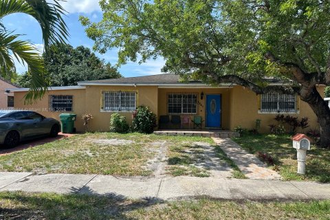 House in Miami, Florida 4 bedrooms, 219.34 sq.m. № 1206202 - photo 1