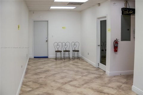 Commercial property in Miami, Florida № 1186096 - photo 2