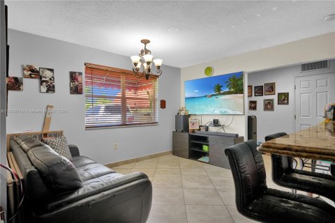 Casa en venta en Miami, Florida, 4 dormitorios, 174.66 m2 № 1305765 - foto 7