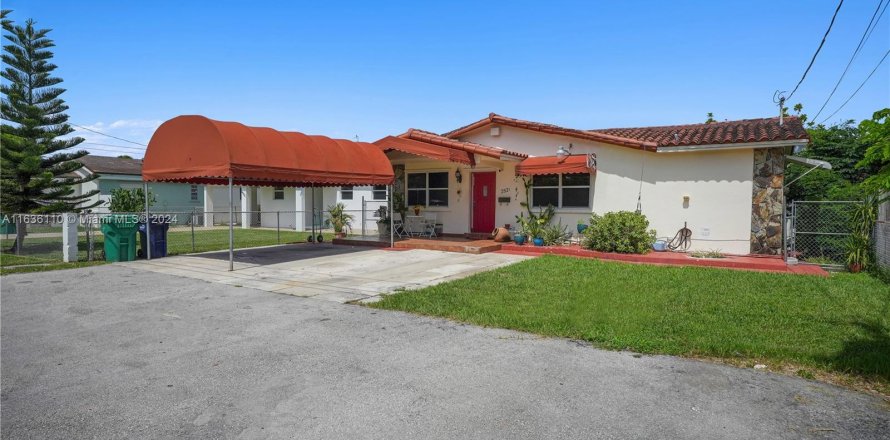 House in Miami, Florida 4 bedrooms, 174.66 sq.m. № 1305765