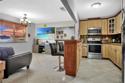 House in Miami, Florida 4 bedrooms, 174.66 sq.m. № 1305765 - photo 6