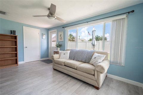 Condo in New Port Richey, Florida, 2 bedrooms  № 1338716 - photo 11