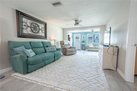 Condo in New Port Richey, Florida, 2 bedrooms  № 1338716 - photo 9