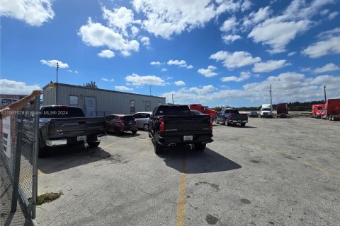Commercial property in Opa-locka, Florida № 1127564 - photo 2