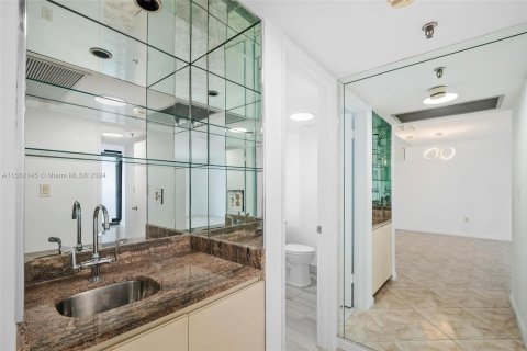 Condo in Miami Beach, Florida, 2 bedrooms  № 1374992 - photo 12