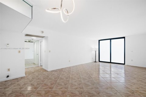 Condo in Miami Beach, Florida, 2 bedrooms  № 1374992 - photo 13